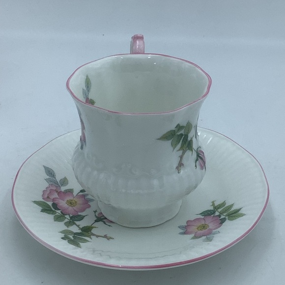 Elizabethan England Hand Decorated Bone China Pink Roses Teacup and S… - Picture 4 of 13
